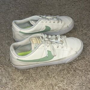 Nike Court Legacy Lift shoes